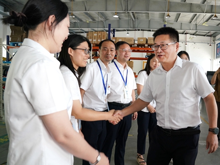 【20240906】集團(tuán)領(lǐng)導(dǎo)慰問(wèn)交通學(xué)校教師，何宇健（右一）（李阿梅攝）.jpg